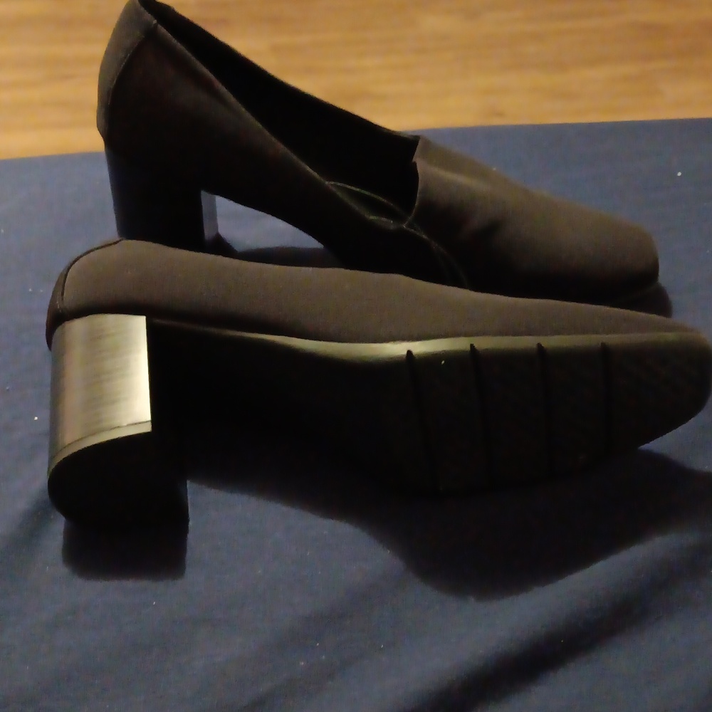 Black pumps